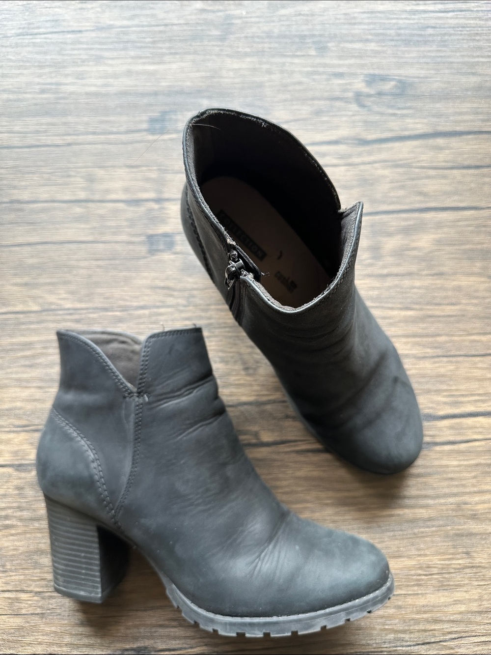 CLARKS WOMEN’S LEATHER ANKLE BOOTS